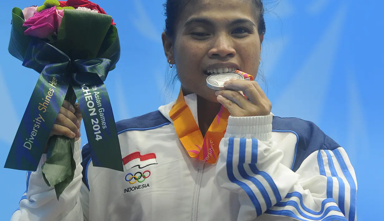 Sri Wahyuni meraih medali perak dengan total angkatan 187 kg di Moonlight Garden Venue, Inchoen, Korsel, Sabtu (20/9/2014) (ANTARA FOTO/Saptono)