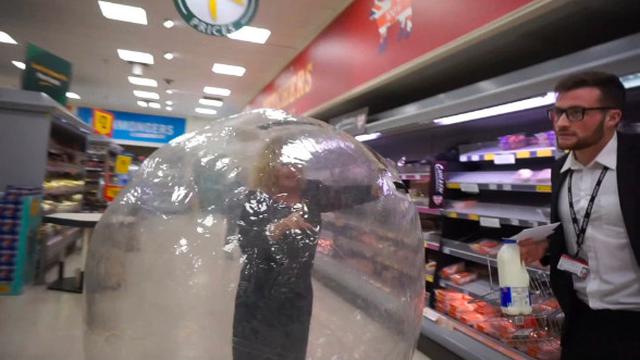 Cegah Virus Corona, Wanita Ini Pakai Gelembung Raksasa Saat Aktivitas di Luar Rumah