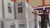 Ribuan logistik seperti kotak dan surat suara Pemilu 2024, sudah didistribusikan ke titik penempatan di setiap desa dan kelurahan di Kabupaten Tangerang. Seperti diketahui, Kabupaten Tangerang merupakan wilayah terluas di kawasan Tangerang untuk pendistribusian logistik pemilu.
