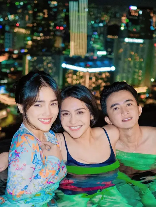 Caca Tengker tampil dengan baju renang one piece model spaghetti strap warna colorful, seperti navy, hijau, dan pinknya. [@fuji_an]