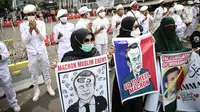 Massa demonstran dari gabungan elemen Islam menggelar aksi damai mengecam Presiden Prancis Emmanuel Macron di kawasan Sarinah, Jakarta, Senin (2/11/2020). Mereka datang dengan berbagai atribut mengecam pernyataan presiden Emmanuel Macron yang dianggap menghina Islam. (Liputan6.com/Faizal Fanani)