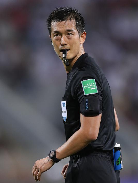Wasit Ko Hyung-jin meniup peluit saat memimpin laga Kualifikasi Piala Dunia 2022 zona Asia antara Oman melawan Jepang di Sultan Qaboos Sports Complex Stadium, Muscat, Oman, 16 November 2021. (AFP/Haitham Al-Shukairi)