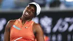 Sloane Stephens dari AS bereaksi selama pertandingan putaran pertamanya melawan petenis Inggris Emma Raducanu pada kejuaraan tenis Australia Open di Melbourne, pada 18 Januari 2022. (AP Photo/Andy Brownbill)
