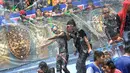 Sejumlah anak punk ikut meramaikan festival air di Yangon, Myanmar, Rabu (16/4/2014) (AFP Photo/Soe Than Win)