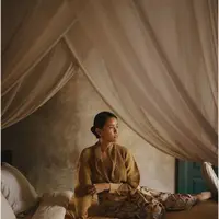 Bukan hanya Alicia Keys dan Christina Aguilera, aktris ini juga kelihatan stunning tanpa makeup saat pemotretan.