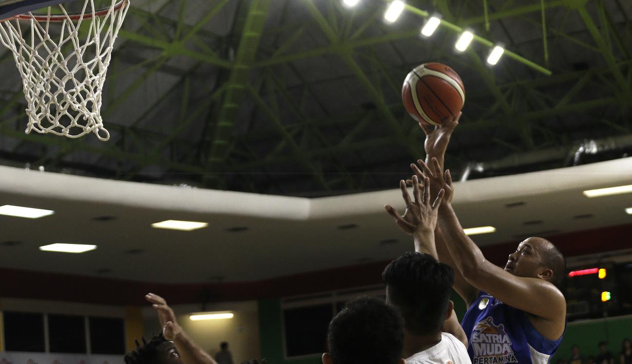 Pemain Satria Muda, Arki Dikania, berusaha mencetak poin saat menghadapi NSH Jakarta pada laga semi final IBL 2019 di GMSB Kuningan, Jakarta, Jumat(8/3). (Bola.com/Yoppy Renato)