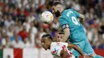 Karim Benzema layak dinobatkan sebagai pemain terbaik dalam pertandingan pekan ke-32 Liga Spanyol 2021/2022 antara Sevilla melawan Real Madrid, Senin (18/4/2022). (AP Photo/Angel Fernandez)
