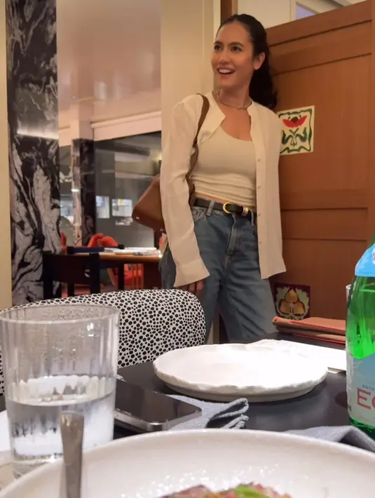 <p>Pevita Pearce tampak cukup terkejut melihat teman-temannya sudah berkumpul di ruangan sebuah restoran. (Foto: Instagram/ pevpearce)</p>