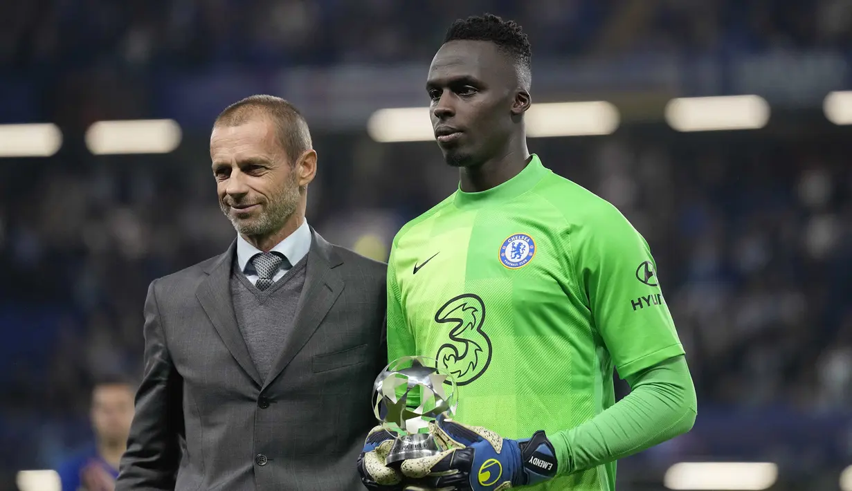Edouard Mendy. Kiper Chelsea asal Senegal ini merupakan kiper terbaik Liga Champions musim lalu. Musim ini merupakan musim keduanya bersama The Blues. Musim ini ia telah tampil dalam 7 laga di semua kompetisi dengan catatan 4 kali clean sheets dengan kebobolan 3 gol. (AP/Kirsty Wigglesworth)