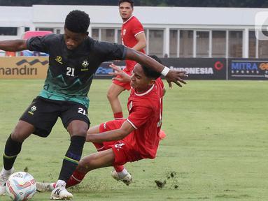 Pemain timnas Indonesia, Marselino Ferdinan (kanan) berusaha merebut bola dari kaki Kokola Charles M’Mombwa (Tanzania) pada laga ujicoba di Stadion Madya, Kompleks Gelora Bung Karno, Senayan, Jakarta, Minggu (2/6/2024). (Liputan6.com/Herman Zakharia)