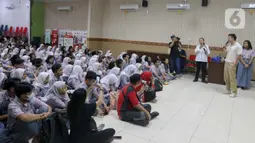 Polres Jakarta Selatan bersama sejumlah selebritas melakukan safari dari sekolah ke sekolah untuk memberikan sosialisasi pencegahan perundungan. (Liputan6.com/Herman Zakharia)
