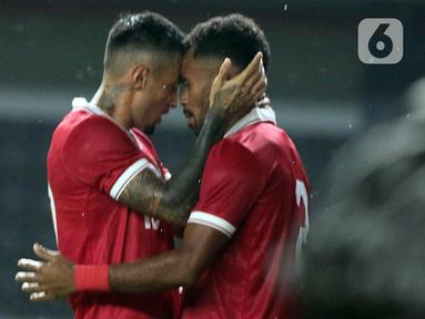 Pemain timnas Indonesia, Stefano Lilipaly (kiri) bersama Yakob Sayuri merayakan gol ke gawang Burundi pada laga FIFA Matchday di stadion Patriot Candrabhaga, Bekasi, Sabtu (25/3/2023). (Liputan6.com/Herman Zakharia)