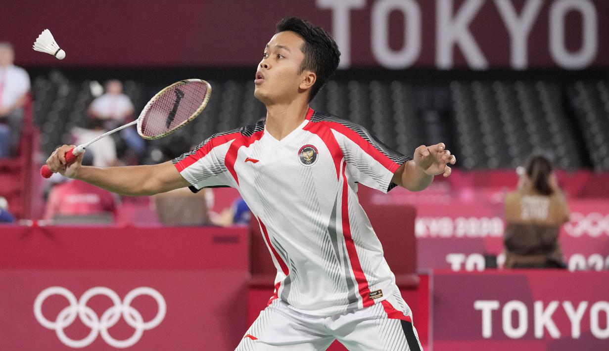 Pebulu tangkis nomor tunggal putra Indonesia, Sinisuka Ginting menjamu pebulu tangkis dari perwakilan Rusia (ROC), Sergey Sirant pada pertandingan keduanya di fase grup. Pertandingan tersebut merupakan debut pertemuan mereka. (Foto: AP/Dita Alangkara)