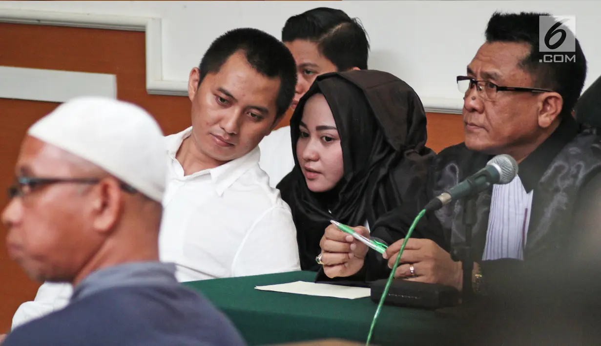 Terdakwa bos First Travel, Andika Surachman dan Anniesa Hasibuan menjalani sidang lanjutan di Pengadilan Negeri Depok, Jawa Barat, Senin (5/3). Agenda sidang adalah mendengarkan keterangan 6 saksi yang dihadirkan jaksa. (Liputan6.com/Herman Zakharia)