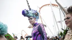 Seorang pria mengenakan kostum dan tanduk menyerupai kuda laut saat Parade Mermaid 2017 di Coney Island, New York City (17/6). Parade ini diikuti lebih dari 3000 orang peserta yang mengenakan busana bertema Mermaid. (Alex Wroblewski/Getty Images/AFP)