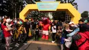 Beberapa pengunjung berfoto bareng dengan maskot Piala Dunia U-17, Bacuya dalam rangkaian acara Trophy Tour Experience menyambut Piala Dunia U-17 2023 di Cikapayang Dago Park, Bandung, Minggu (22/10/2023) pagi WIB. (Bola.com/Bagaskara Lazuardi)