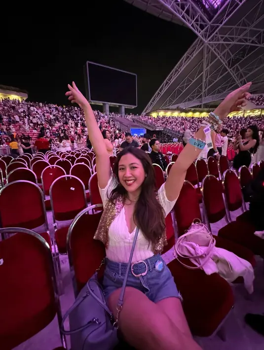 Sherina juga tak mengenakan aksesori berlebihan. Ia tampil manis dengan kalung dan beberapa gelang yang khas dikenakan di konser Taylor Swift. [Foto: Instagram/sherinamunaf]