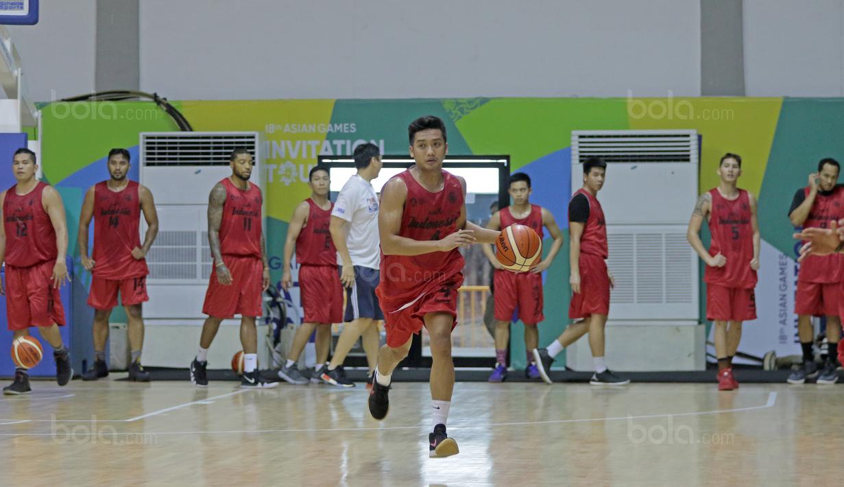 Pemain Timnas Basket Indonesia, espati menggiring bola pada sesi latihan jelang test event Asian Games 2018 di Hall A Senayan, Jakarta, Rabu (7/2/2018). Test Event ini berlangsung pada 8-12 February 2018. (Bola.com/Nicklas Hanoatubun)