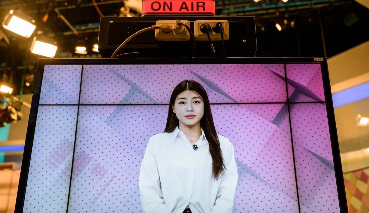 Foto yang diambil di Seoul pada tanggal 17 April 2023 ini menunjukkan Zaien, salah satu manusia virtual paling aktif di Korea Selatan yang diciptakan oleh perusahaan Artificial Intelligence Pulse9, terlihat di layar untuk program berita pagi di stasiun televisi Korea Selatan, SBS. (ANTHONY WALLACE/AFP)