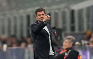 Pelatih Inter Milan, Cristian Chivu, memberikan instruksi saat pertandingan Liga Champions melawan Kairat Almaty di Milan, Italia, Kamis, 6 November 2025. (AP/Luca Bruno)