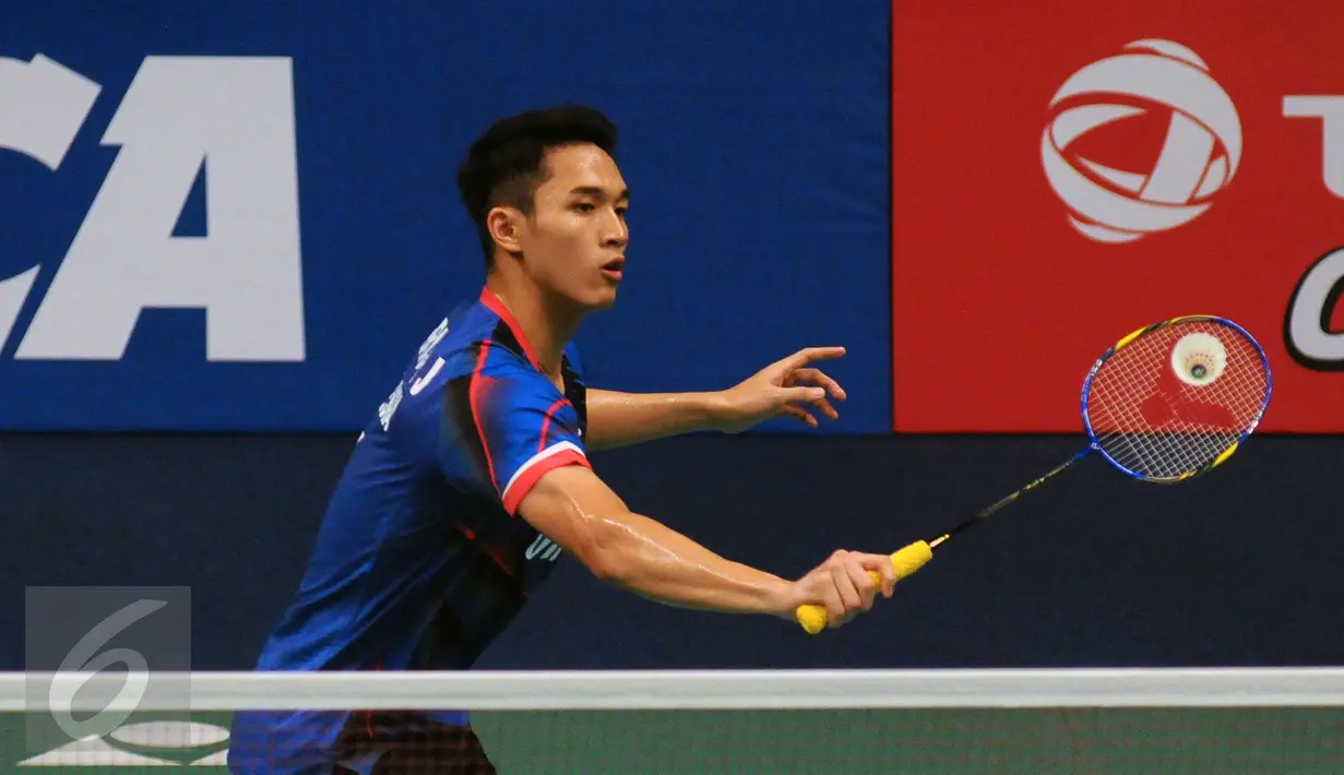 Pebulutangkis tunggal putera Indonesia, Jonatan Christie mengembalikan bola ke arah pemain Tiongkok, Lin Dan di babak kedua BCA Indonesia Open 2016, Jakarta, Kamis (2/6/2016). Jonatan Christie unggul 21-12, 21-12. (Liputan6.com/Helmi Fithriansyah)