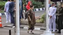 Menteri Koordinator Bidang Pembangunan Manusia dan Kebudayaan, Puan Maharani berjalan meninggalkan lapangan upacara usai mengikuti upacara Hari Lahir Pancasila di Gedung Pancasila, Jakarta Pusat, Jumat (1/6). (Liputan6.com/Faizal Fanani)