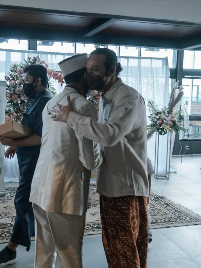 Dwi Sasono saat menghadiri pernikahan dengan konsep syar'i ((https://www.instagram.com/p/CWAaoVqPywu/))