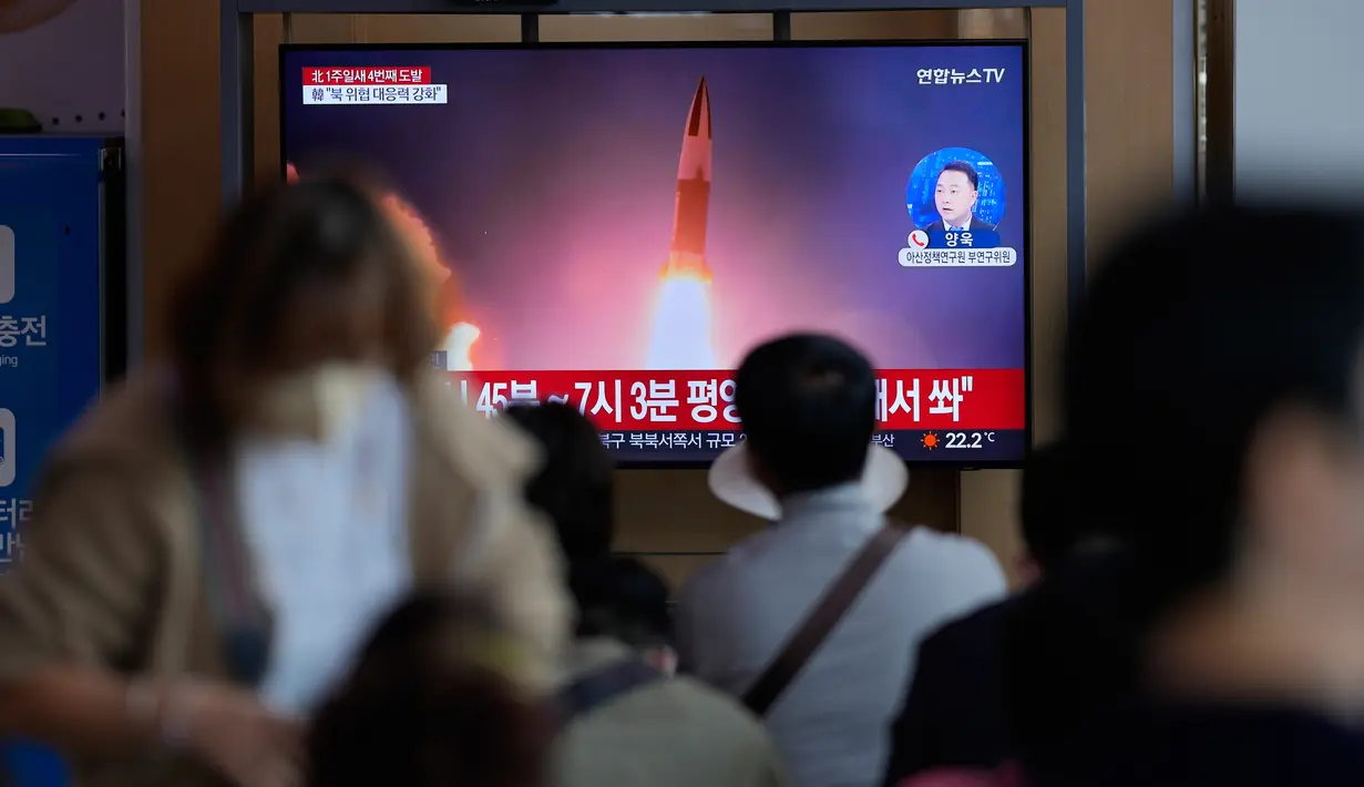 Layar TV menampilkan program berita yang melaporkan peluncuran rudal Korea Utara di Stasiun Kereta Seoul, Seoul, Korea Selatan, Sabtu (1/10/2022). Pejabat Korea Selatan dan Jepang menyatakan Korea Utara menembakkan dua rudal balistik jarak pendek menuju perairan timurnya, menjadikannya peluncuran senjata putaran keempat minggu ini yang dipandang sebagai tanggapan terhadap latihan militer di antara para pesaingnya. (AP Photo/Lee Jin-man)