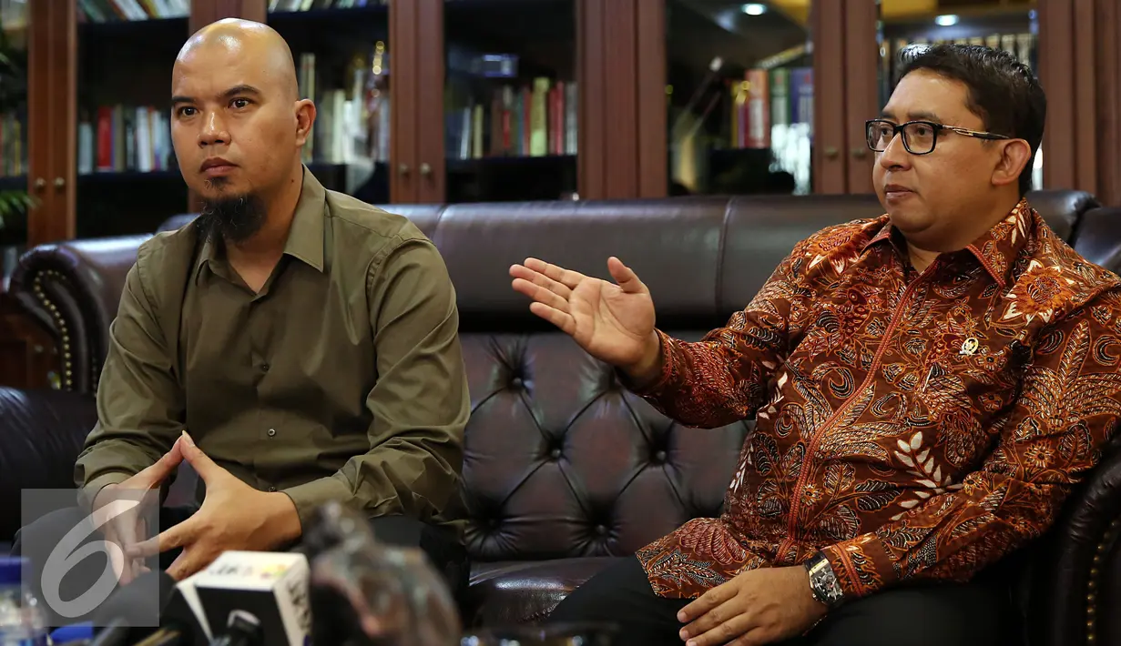 Ahmad Dhani bersama Fadli Zon saat memberikan keterangan hasil pertemuan mereka di Gedung Nusantara III DPR, Senayan, Jakarta, Senin (28/11). Dalam pertemuannya Ahmad Dhani mengadukan kasus kriminalisasi terhadap dirinya. (Liputan6.com/Johan Tallo)