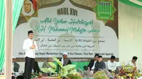 Menaker M. Hanif Dhakiri memberikan sambutan peringatan Haul ke-16 KH Muhammad Muhadjirin Amsar Addary Allah Yarham di Pondok Pesantren Annida Al Islamy.