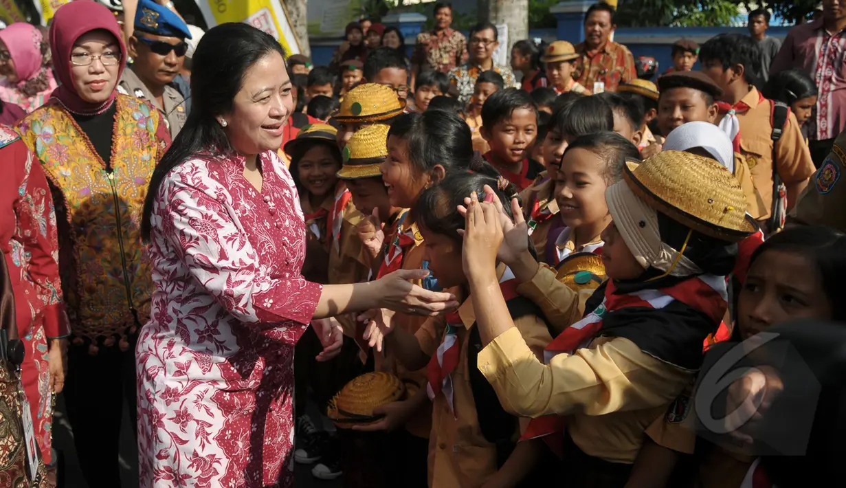 Menko PMK, Puan Maharani bersalaman dengan pelajar di Alun-alun Satya Negara Sukoharjo, Rabu (1/4/2015). Kegiatan minum jamu bareng ini untuk mendeklarasikan Kabupaten Sukoharjo sebagai produsen jamu terbesar di Jawa Tengah. (Liputan6.com/Johan Tallo)