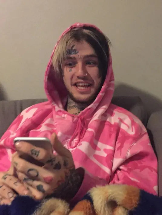 Dilansir dari E! News, dilaporkan bahwa rapper berusia 21 tahun tersebut meninggal karena overdosis Fentanyl dan Xanax. (instagram/lilpeep)