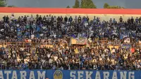Suporter PSIM saat menyaksikan laga kandang perdana Laskar Mataram melawan Persita Tangerang di Stadion Sultan Agung, Bantul, Sabtu (5/9/2026). (Bola.com/Ana Dewi)