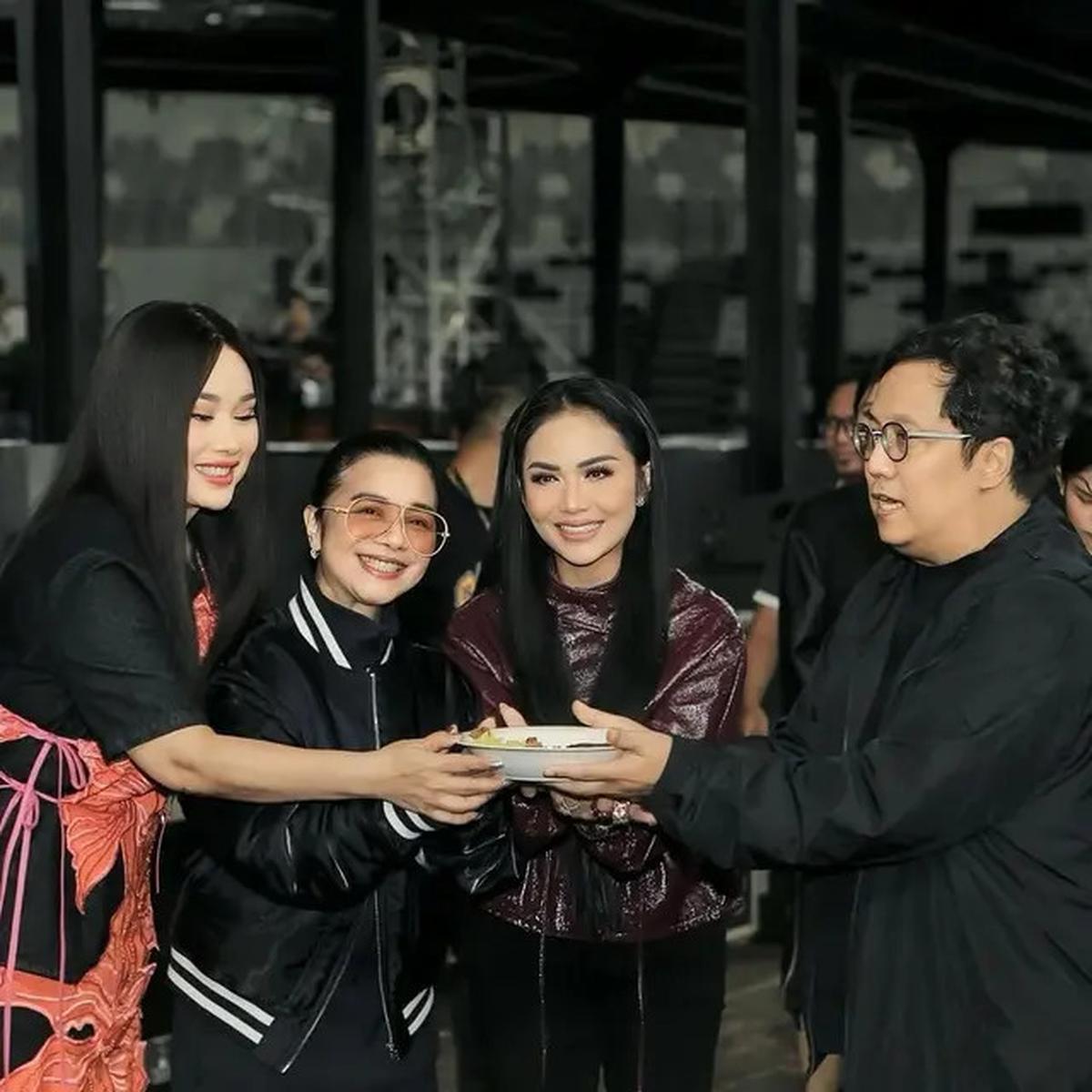 Gaya Kompak Tiga Diva Krisdayanti, Ruth Sahanaya, dan Titi DJ di Satu Panggung, Tampil Energik di Usia 50an