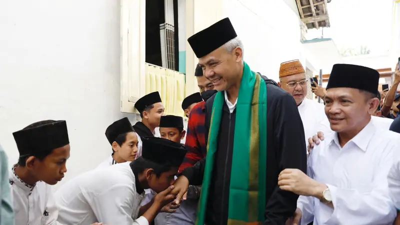 Calon presiden (capres) nomor urut tiga Ganjar Pranowo mengunjungi Pondok Pesantren (Ponpes) Ma’hadut Tholabah, Tegal, Jawa Tengah