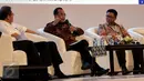 Menhub Budi Karya Sumadi mengikuti diskusi yang digelar pada perayaan 'Sewindu PT SMI - Hari Bakti untuk Negeri' di Jakarta, Rabu (22/3). PT Sarana Multi Infrastruktur (Persero) merayakan hari jadinya yang ke-8 alias sewindu. (Liputan6.com/Faizal Fanani)