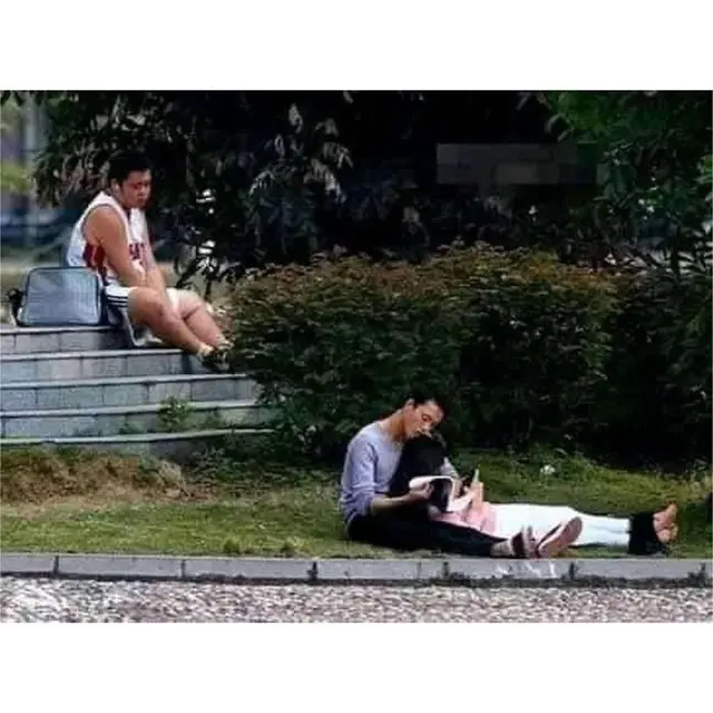 8 Potret Sedih Orang Jomblo Jadi 'Obat Nyamuk' Ini Kasihan