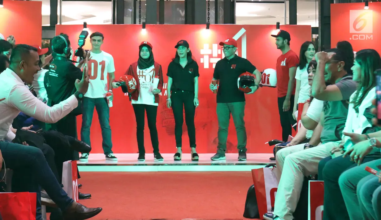 Model mengenakan suvenir pasangan Calon Presiden dan Wakil Presiden, Jokowi-Ma’ruf Amin di Jakarta Pusat, Jumat (25/1). Tim Kampanye Nasional (TKN) Jokowi-Ma’ruf Amin meluncurkan official merchandise kampanye. (Liputan6.com/Angga Yuniar)