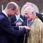Pangeran William dan Raja Charles III saling tersenyum saat mengikuti gladi resik upacara penobatan Raja Inggris pada 6 Mei 2023. (dok. Instagram @theroyalfamily/https://www.instagram.com/p/CtvkOxIMFN2//Dinny Mutiah)