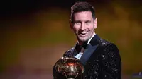 Lionel Messi tampil dengan kumis dan berewok tipis saat menerima penghargaan Ballon d'Or untuk yang ketujuh kalinya. Raihan Ballon d'Or yang ketujuhnya pada tahun 2021 ini sekaligus menjadi yang terakhir bersama Barcelona, karena pada awal musim 2021/2022 ia memutuskan hijrah ke PSG. (AFP/Franck Fife)