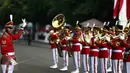 Aksi marching band Paspampres memainkan alat musik trompet dan baritone horn di halaman luar Istana Merdeka, Jakarta, Minggu (28/8). Pergantian pasukan jaga Istana Kepresidenan menjadi objek atraksi wisata baru bagi warga. (Liputan6.com/Faizal Fanani)