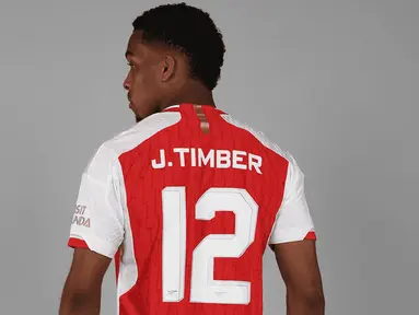 Bek asal Belanda, Jurrien Timber baru saja diresmikan menjadi rekrutan anyar Arsenal pada bursa transfer pemain musim 2023/2024. Tercatat, selama rentang hampir 30 tahun terakhir, Jurrien Timber menjadi rekrutan kelima The Gunners asal Belanda. Berikut daftar lengkapnya. (arsenal.com)