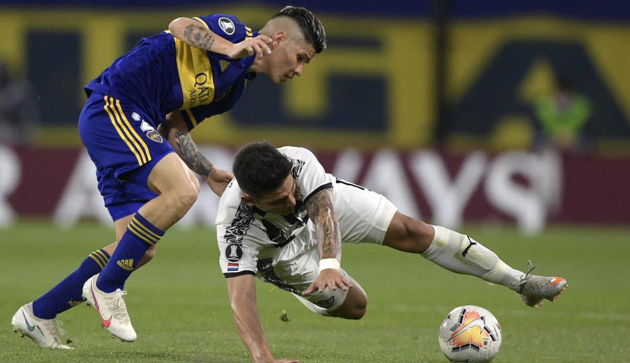 Gelandang Boca Juniors, Jorman Campuzano, berebut bola dengan gelandang Libertad, Matias Espinoza, pada laga grup H Copa Libertadores di Estadio La Bombonera, Rabu (30/9/2020) dini hari WIB. Boca Juniors bermain imbang 0-0 atas Libertad. (Juan Mabromata/Pool via AP)
