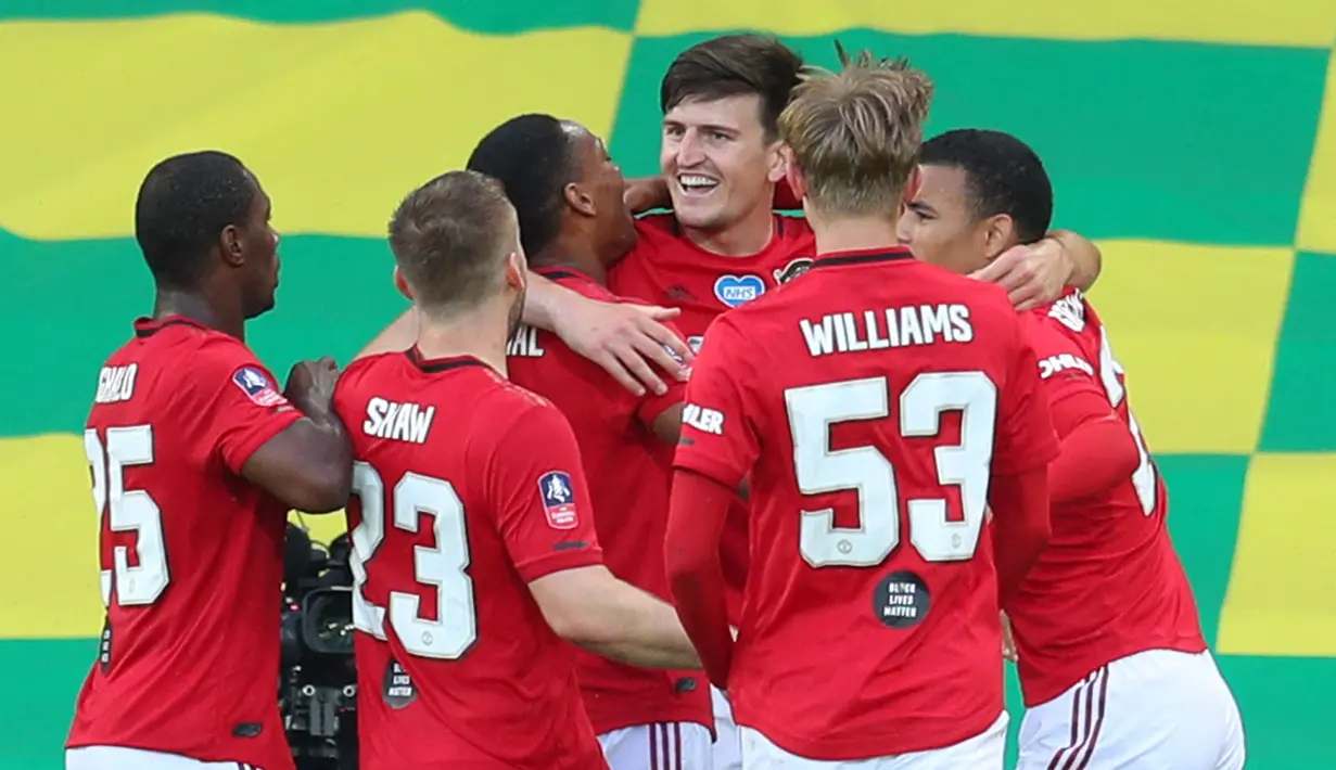 Pemain Manchester United, Harry Maguire (tengah) melakukan selebrasi bersama rekan-rekannya setelah mencetak gol penentu kemenangan ke gawang Norwich City pada laga perempat final Piala FA 2019/2020 di Carrow Road, Norwich, Inggris, 27 Juni 2020 waktu setempat. Kemenagan 2-1 Setan Merah membuat mereka melaju ke babak semifinal Piala FA 2019/2020. (AFP/Pool/Catherine Ivill)
