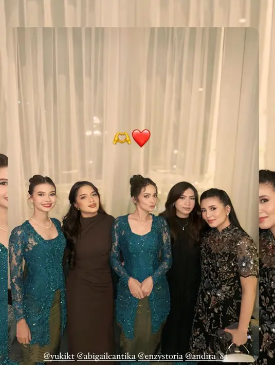 Gaya curly yang lembut ini sangat cocok dengan busana tradisional yang ia kenakan, menciptakan perpaduan sempurna antara klasik dan modern. Tatanan ini membuat Enzy tampil lebih fresh, serta menghadirkan pesona yang berbeda dari biasanya. [@enzystoria/@phillipekurnia].