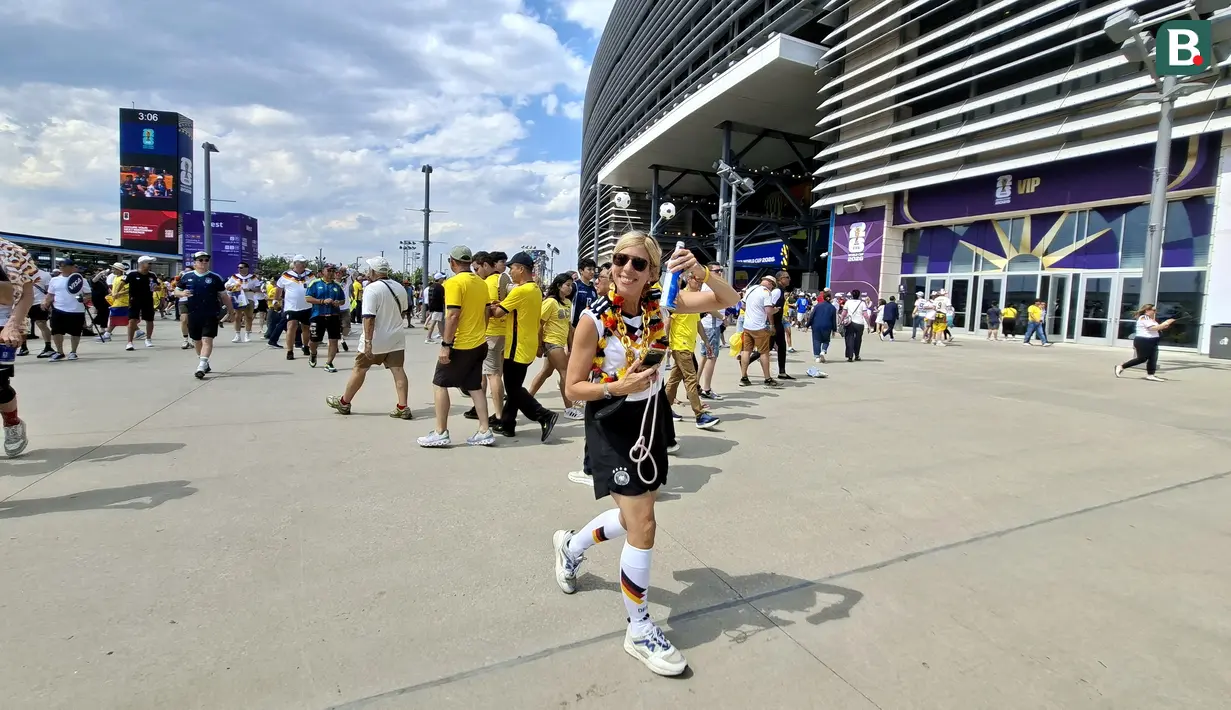 Gaya suporter Jerman saat menuju MetLife Stadium, New York New Jersey, AS, jelang laga fase grup Piala Dunia 2026 melawan Ekuador, Kamis (25/6/2026). Ribuan pendukung dari kedua tim memadati area stadion sejak beberapa jam sebelum kick-off untuk memberikan dukungan langsung kepada tim kesayangan mereka. (KLY Sports/Hery Kurniawan)
