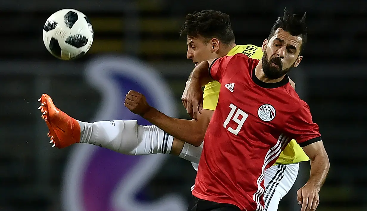 Pemain Kolombia, Santiago Arias (kiri) berebut bola dengan pemain Mesir, Abdallah El Saied pada laga uji coba di "Atleti Azzurri d'Italia Stadium”, Bergamo, (1/6/2018). Mesir dan Kolombia bermain imbang 0-0. (AFP/Marco Bertorello)