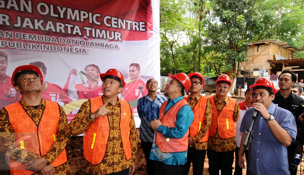 Menpora Imam Nahrawi (kedua kiri) meninjau pembangunan gedung olimpic centre di kawasan Cibubur, Jakarta, Rabu (2/11). Sebelumnya Menpora menyerahkan bonus pada peraih medali Olimpiade dan Paralimpiade Rio 2016. (Liputan6.com/Helmi Fithriansyah)