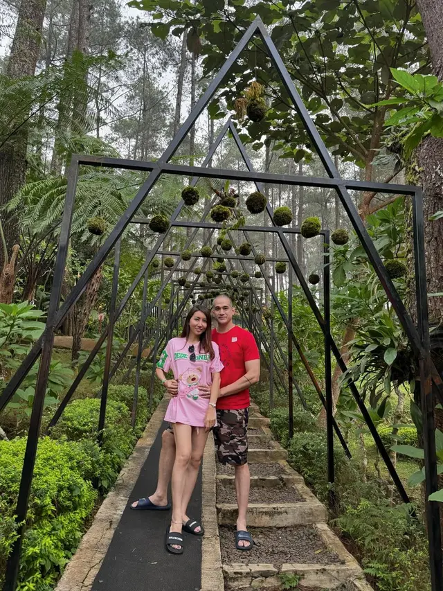 Empat Tahun Menduda, Ini 6 Potret Mesra Okan Kornelius Bareng Kekasih Baru