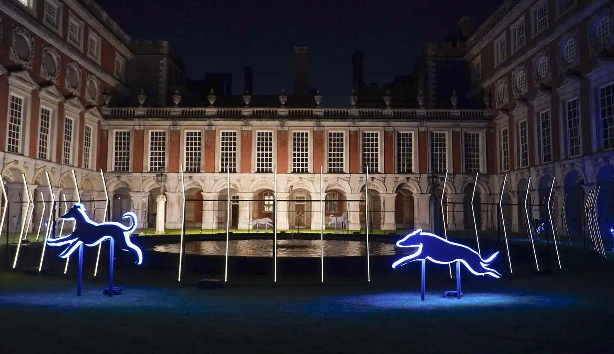 Pemandangan instalasi cahaya Palace of Light, di Hampton Court Palace, London, Rabu (7/12/2022). Kehadiran instalasi ini untuk menyambut natal dengan kilauan cahaya. (AP Photo/Alberto Pezzali)